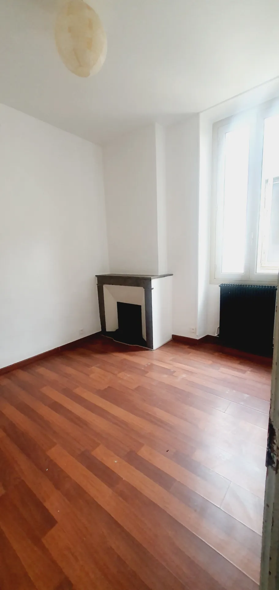 Maison de ville en pierre à vendre à Nîmes, secteur Hoch Université, avec patio et potentiel de rénovation