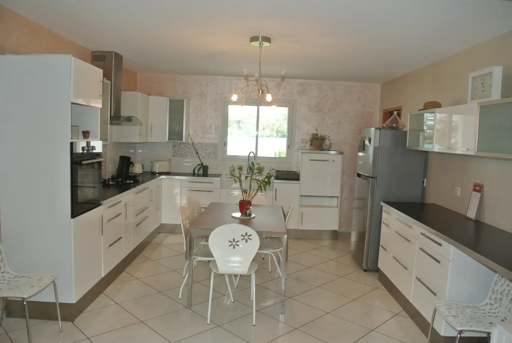 Superbe villa moderne à Marmande avec 4 chambres et grand terrain clôturé 