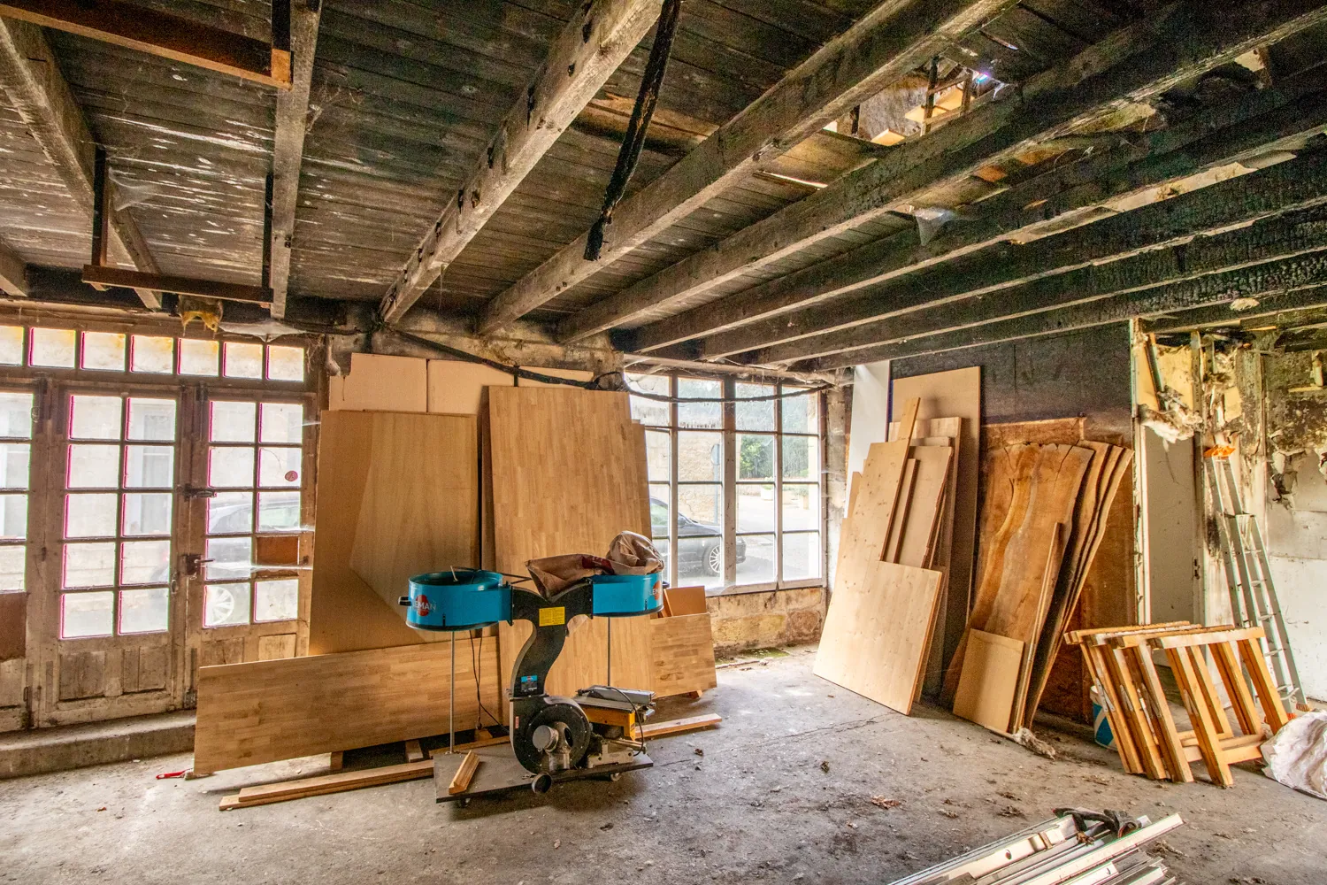 Ancien bâtiment à rénover de 128 m² avec jardin et parking à Saint Savinien 