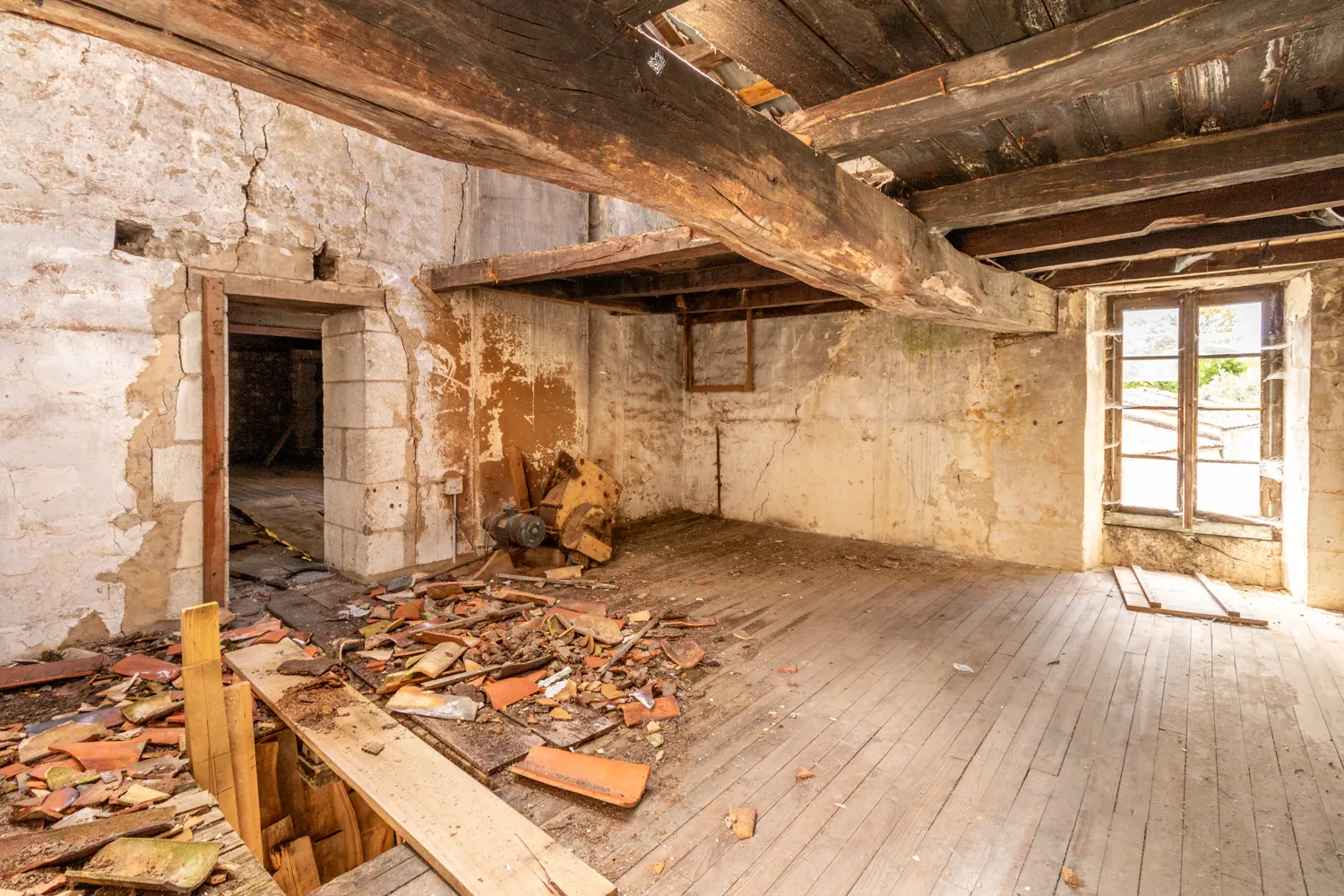 Ancien bâtiment à rénover de 128 m² avec jardin et parking à Saint Savinien 