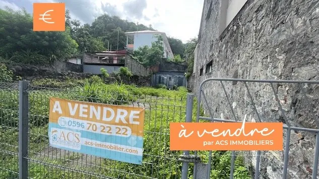 Terrain à vendre de 198 m² au centre de Saint-Pierre, idéal pour résidence ou investissement