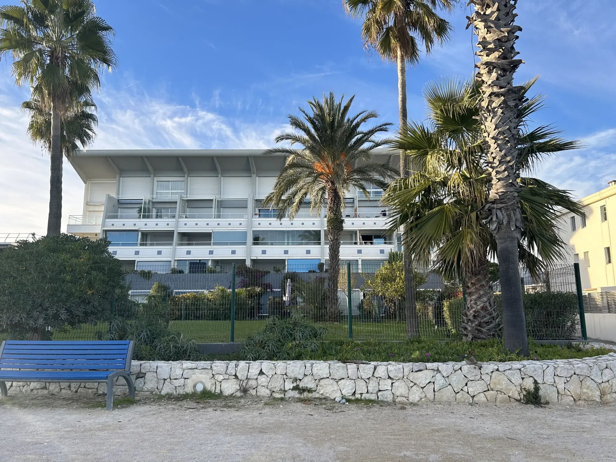 Appartement F1 en front de mer avec terrasse et garage à Villeneuve Loubet