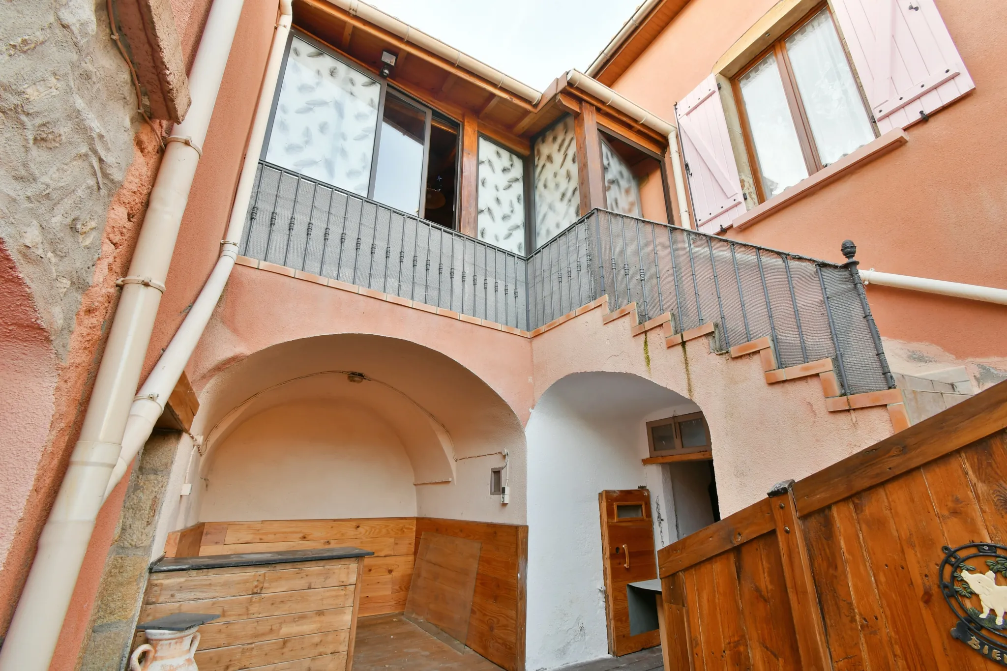 Maison 5 pièces à La Sauvetat avec cour, dépendances et environnement villageois