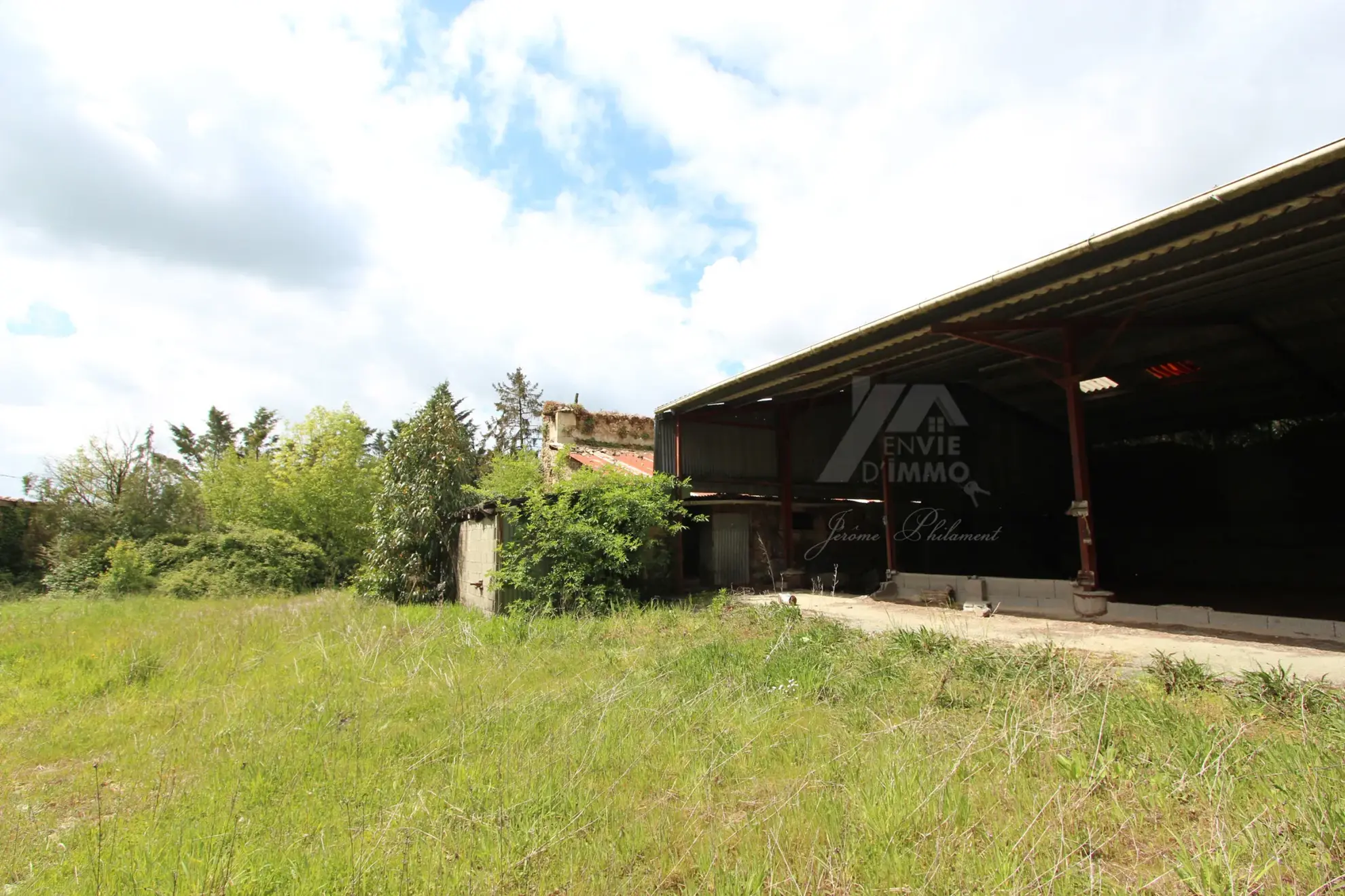 Terrain de 2063 m² à Saint-Marc-la-Lande avec hangar et potentiel de réhabilitation 