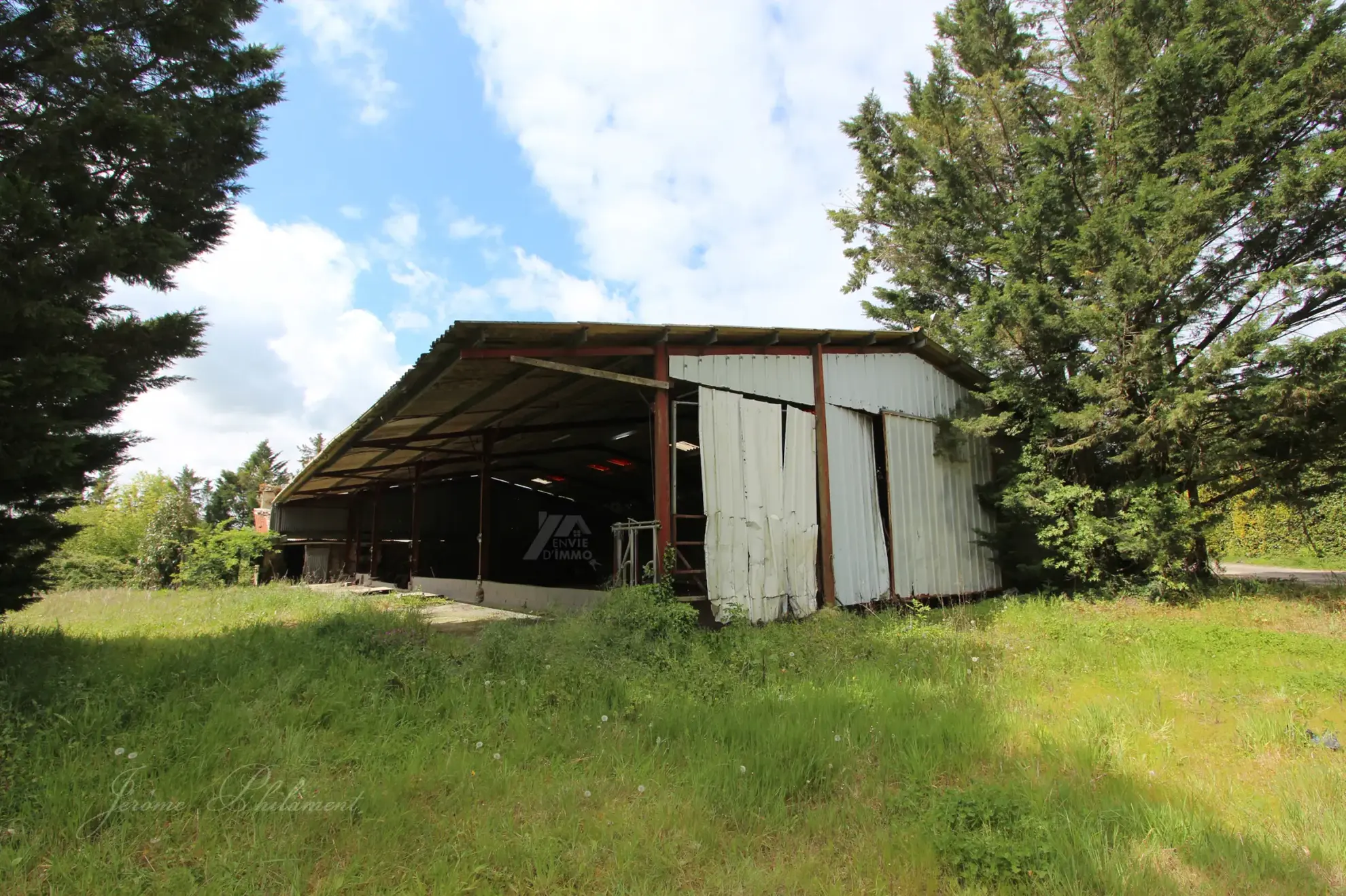 Terrain de 2063 m² à Saint-Marc-la-Lande avec hangar et potentiel de réhabilitation