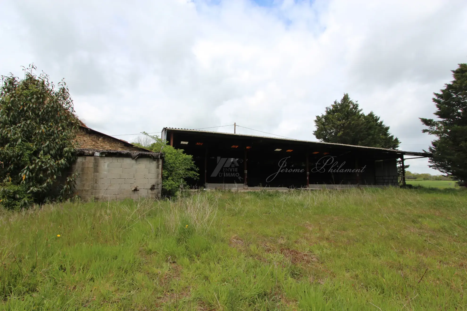 Terrain de 2063 m² à Saint-Marc-la-Lande avec hangar et potentiel de réhabilitation 