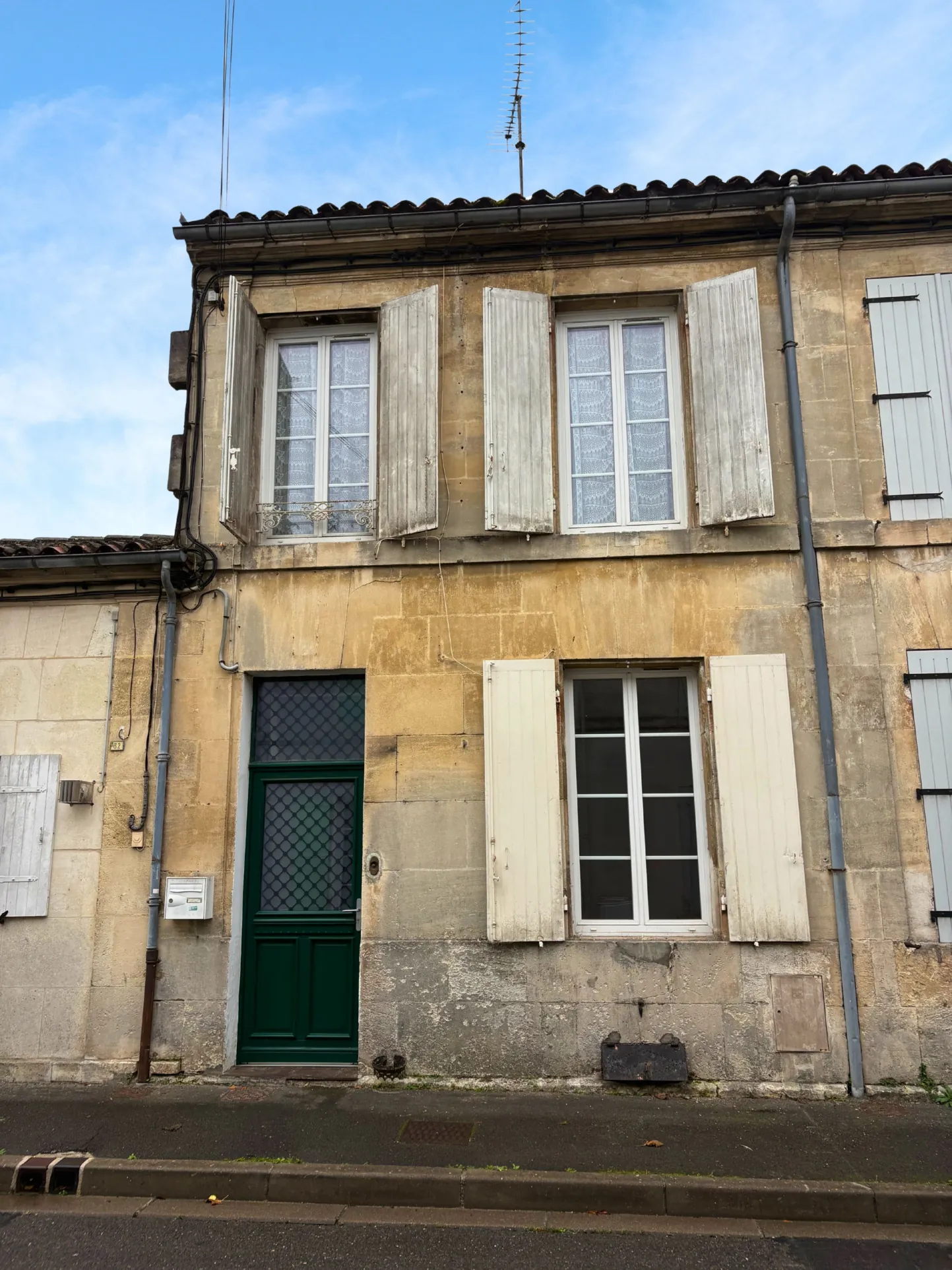 Maison de ville en pierre à Cognac avec terrasse et cave – Idéal premier achat