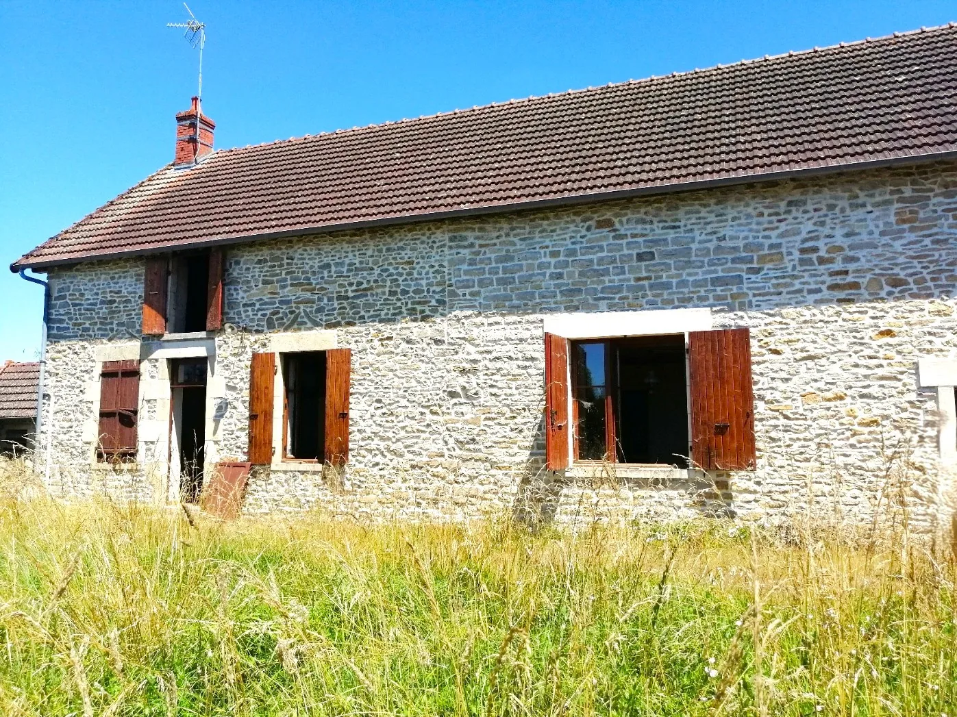 Maison de campagne à vendre avec grand terrain de 20000 m² à Langeron 
