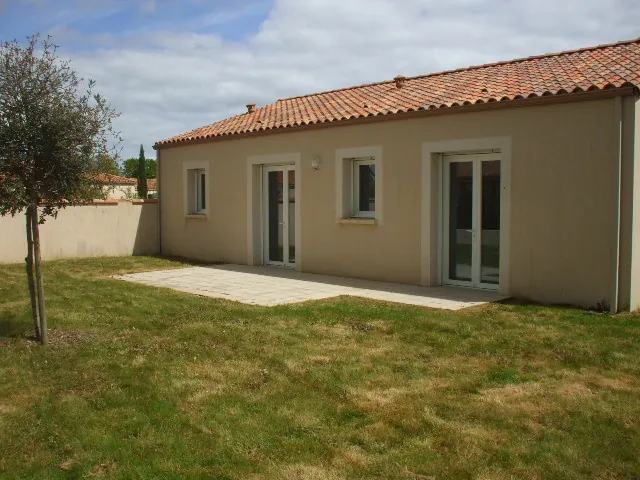 Maison de plain-pied à vendre à Les Herbiers, 70 m² avec terrasse et garage