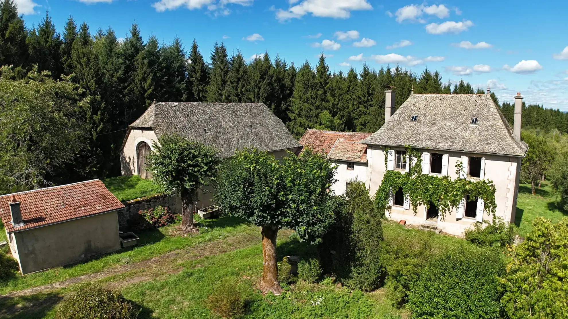 Charmante maison en pierre à Montsalvy avec dépendances et vue panoramique sur 7,5 hectares