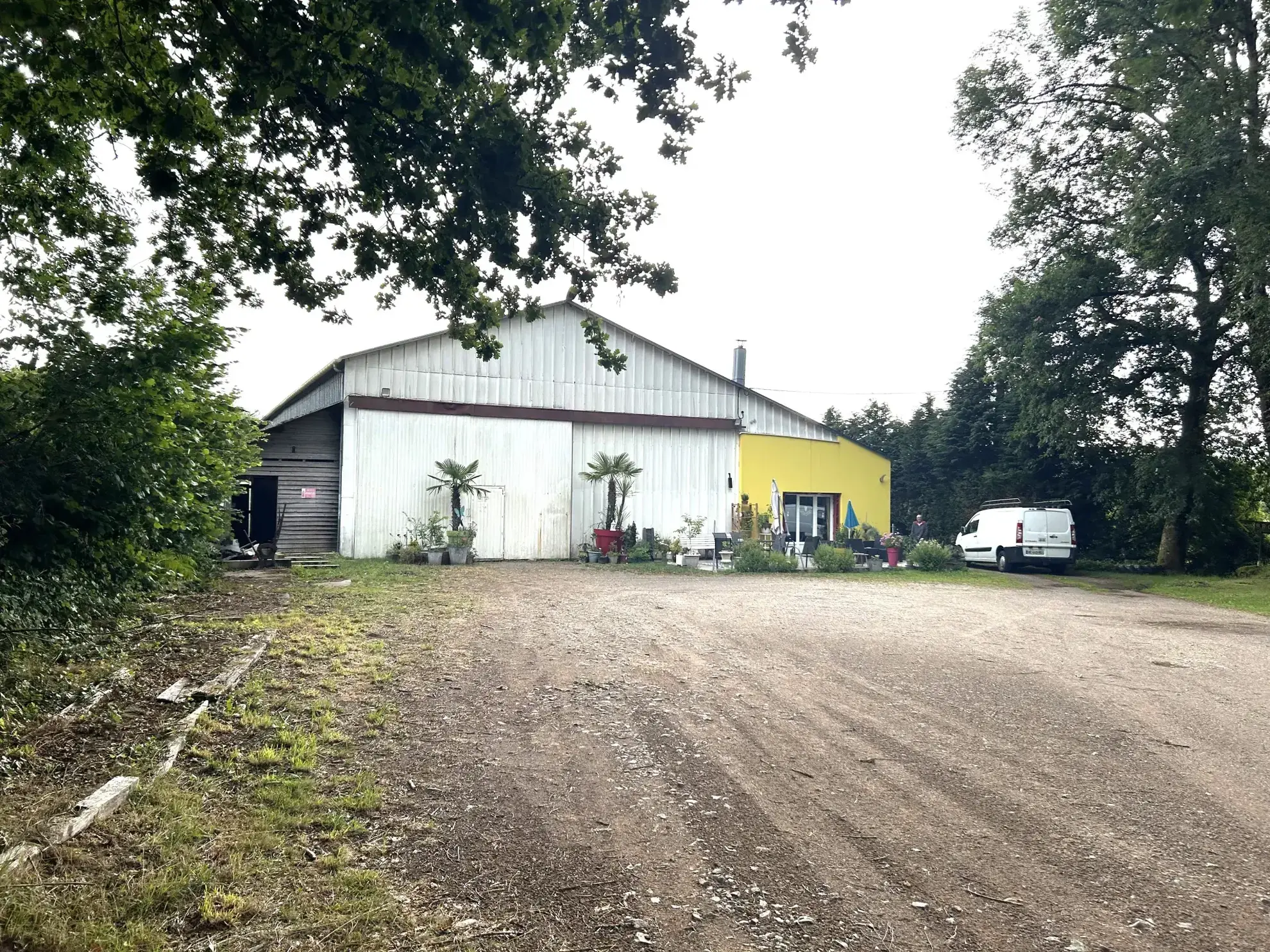 Maison avec hangar de 400 m² près d'Autun - Terrain de 3096 m² 