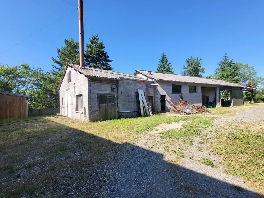 Ensemble immobilier de 3186 m² avec ateliers et garage à St Gervais d'Auvergne 