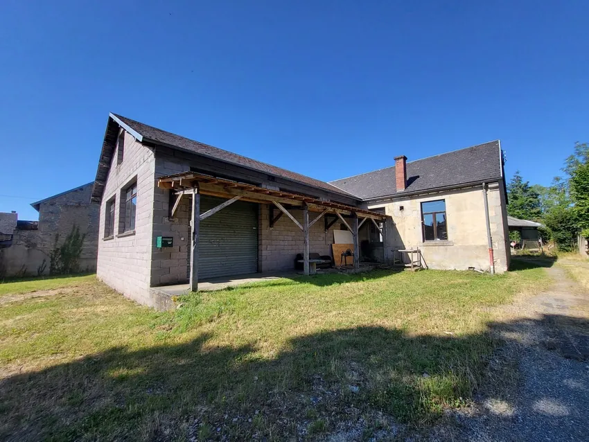 Ensemble immobilier de 3186 m² avec ateliers et garage à St Gervais d'Auvergne