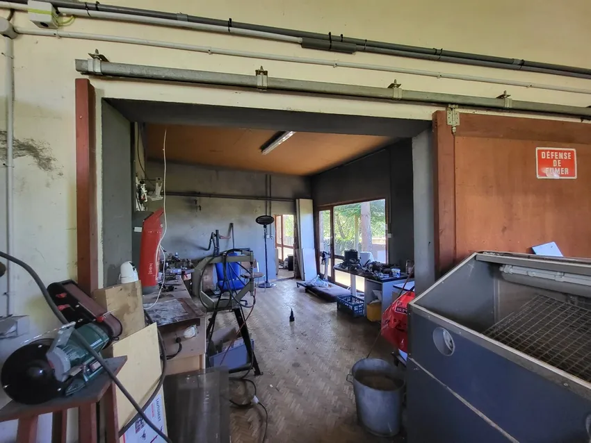 Ensemble immobilier de 3186 m² avec ateliers et garage à St Gervais d'Auvergne 