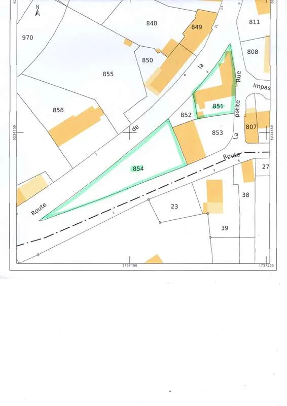 Grande maison ancienne à restaurer à Brinon-sur-Beuvron, 178 m² avec dépendances et jardin 