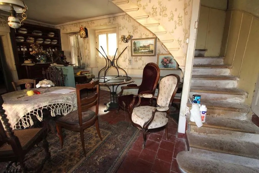 Grande maison ancienne à restaurer à Brinon-sur-Beuvron, 178 m² avec dépendances et jardin 