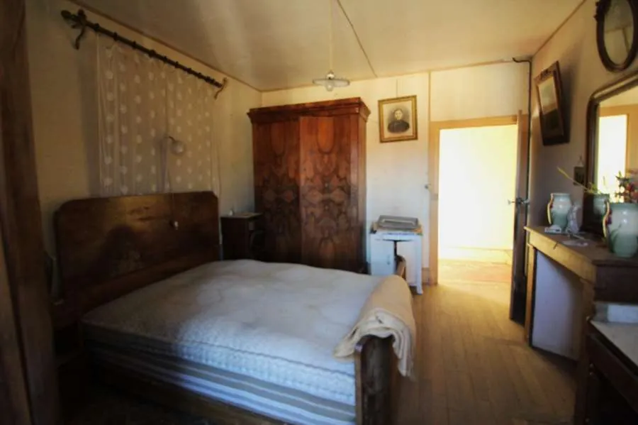 Grande maison ancienne à restaurer à Brinon-sur-Beuvron, 178 m² avec dépendances et jardin 