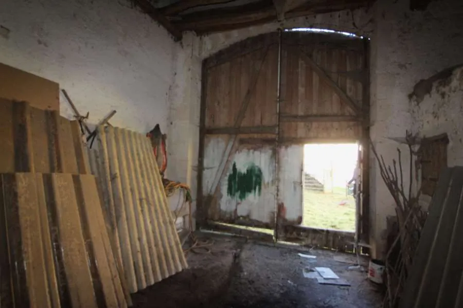 Grande maison ancienne à restaurer à Brinon-sur-Beuvron, 178 m² avec dépendances et jardin 