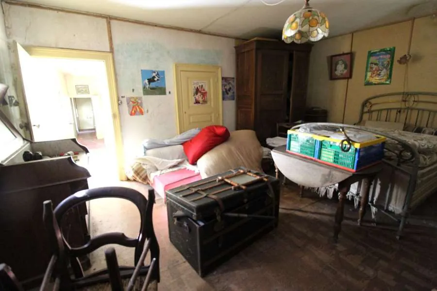 Grande maison ancienne à restaurer à Brinon-sur-Beuvron, 178 m² avec dépendances et jardin 