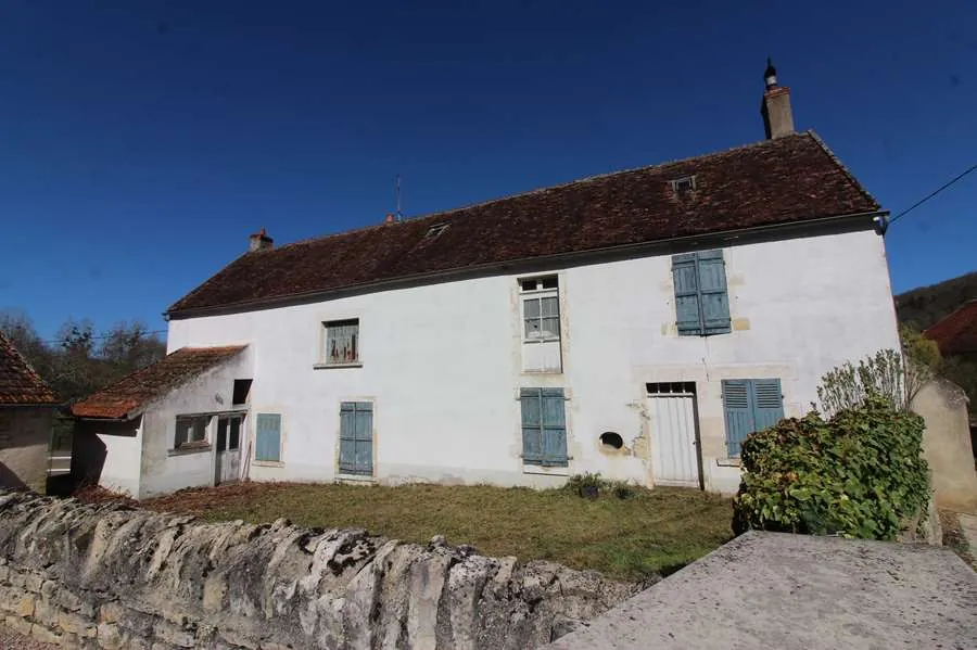 Grande maison ancienne à restaurer à Brinon-sur-Beuvron, 178 m² avec dépendances et jardin