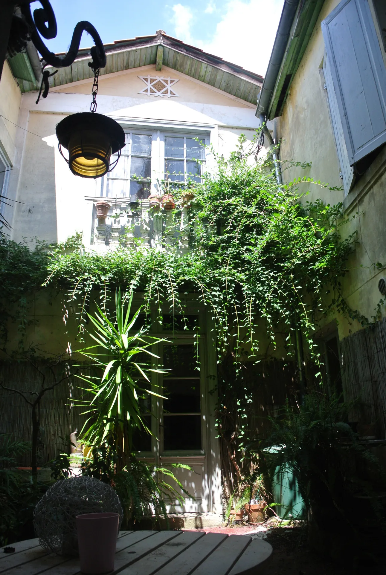 Maison de village avec patio et garages à Sainte Bazeille - Potentiel de rénovation 