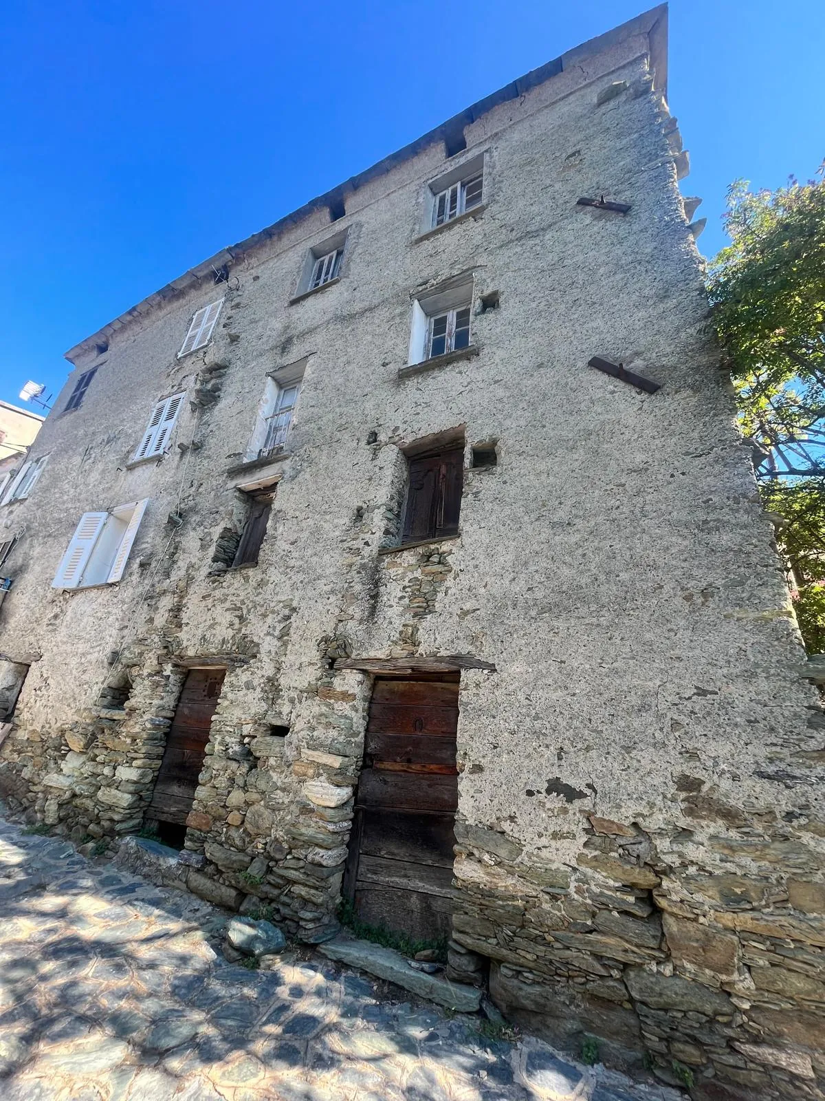 Maison à rénover de 91 m² à Bigorno avec jardin et cave 