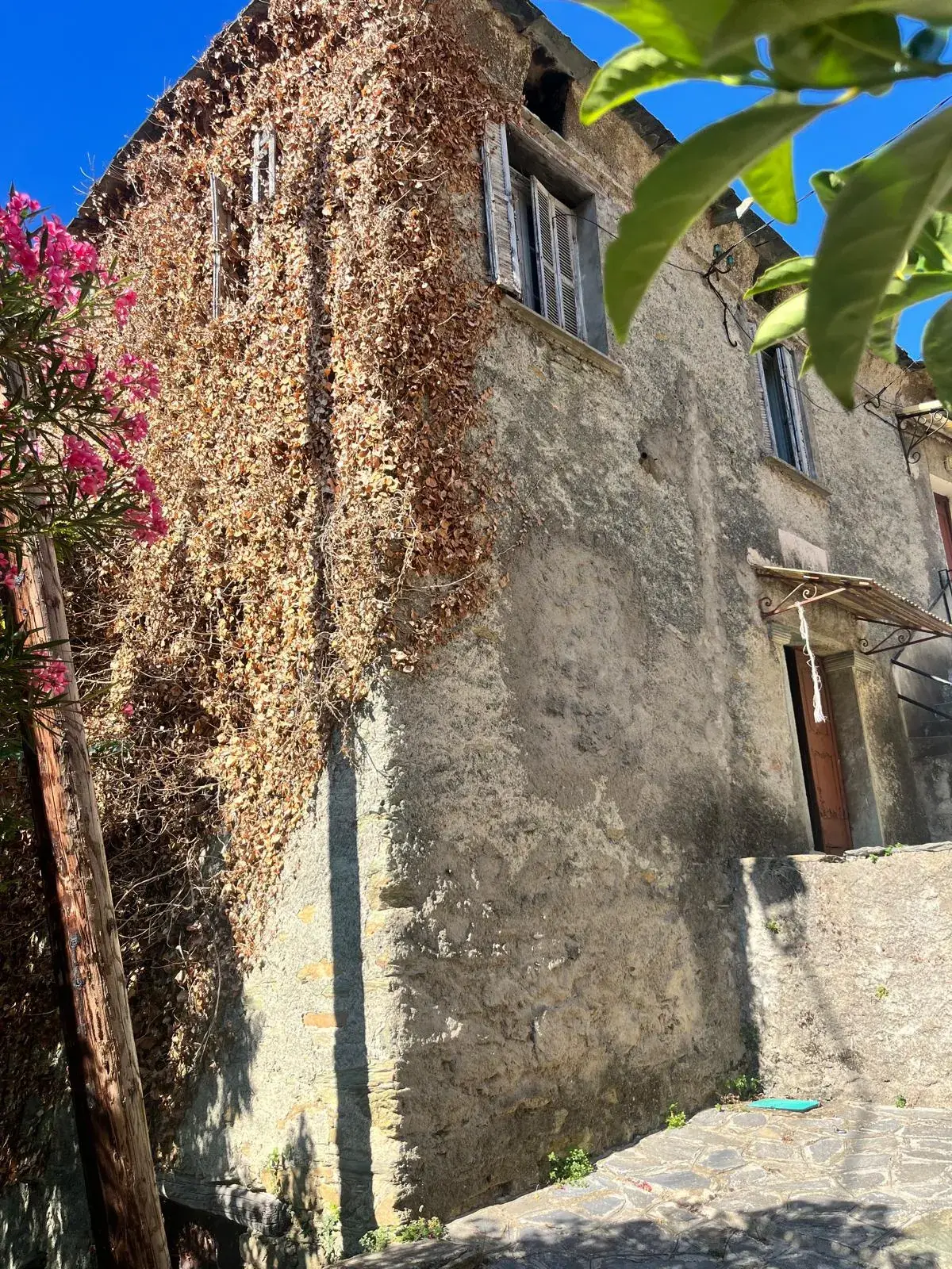 Maison à rénover de 91 m² à Bigorno avec jardin et cave 