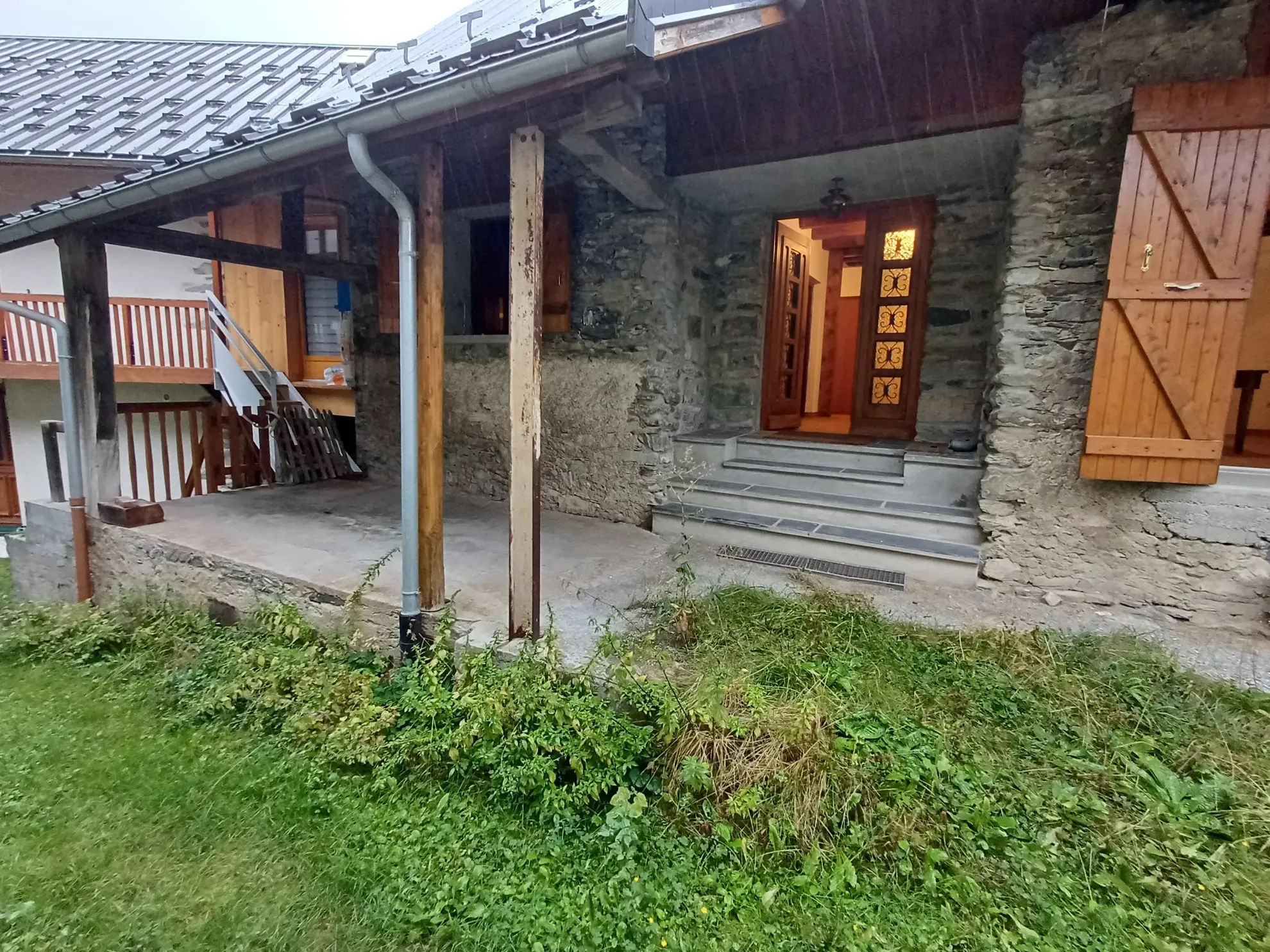 Grande maison en pierre à rénover avec potentiel sur Saint Alban des Villards