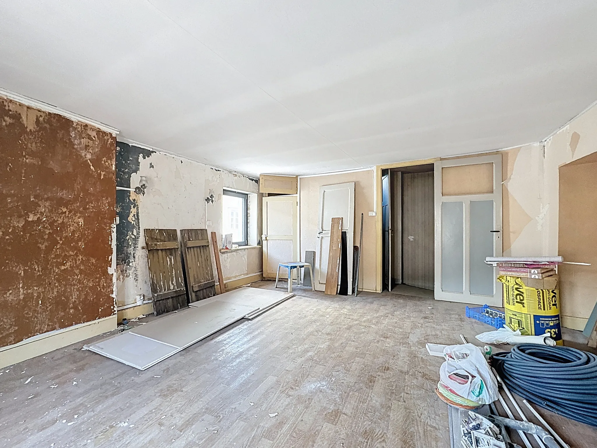 Maison à rénover à Mirecourt avec 2 chambres - Potentiel d'investissement 