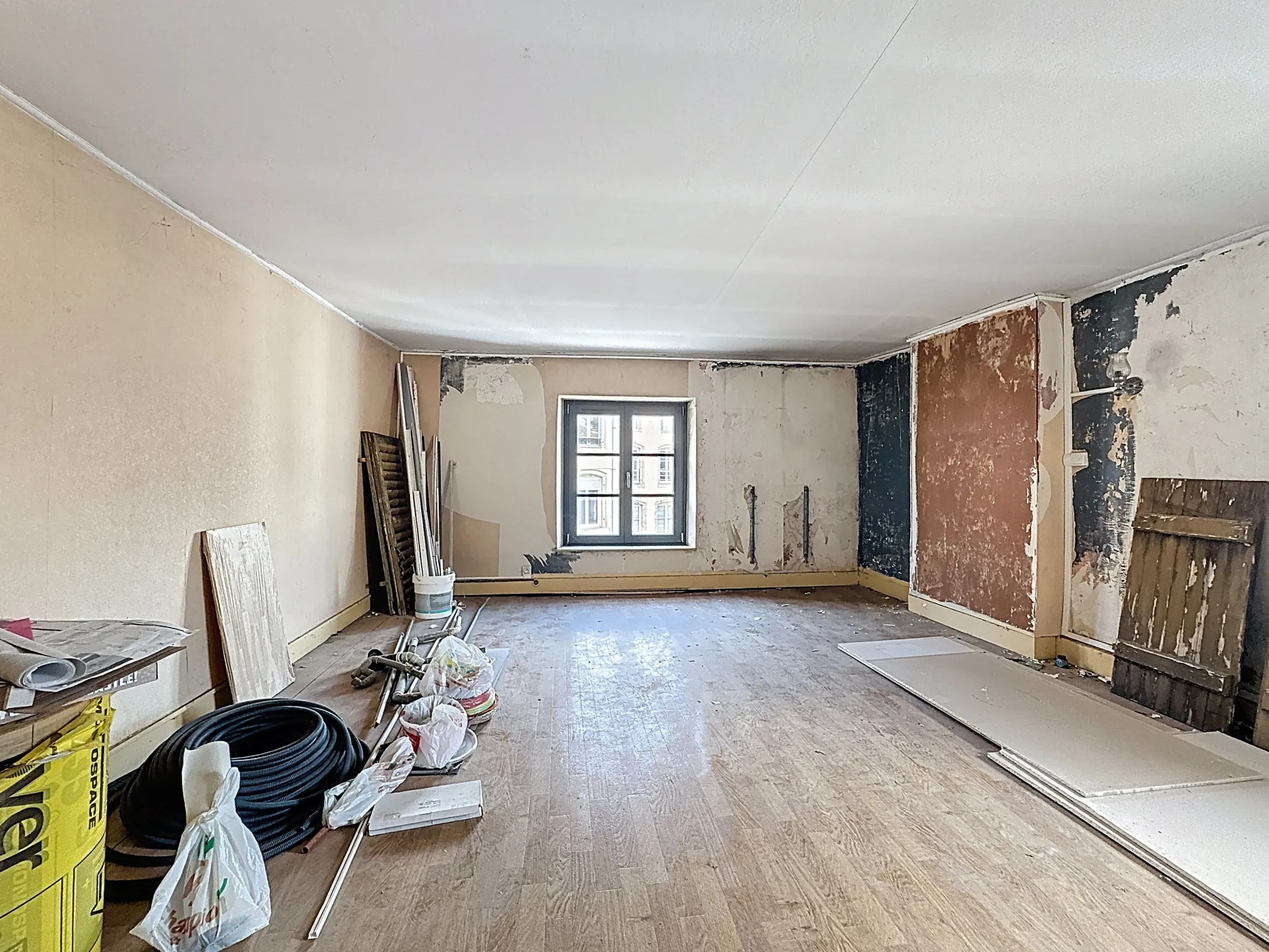 Maison à rénover à Mirecourt avec 2 chambres - Potentiel d'investissement 