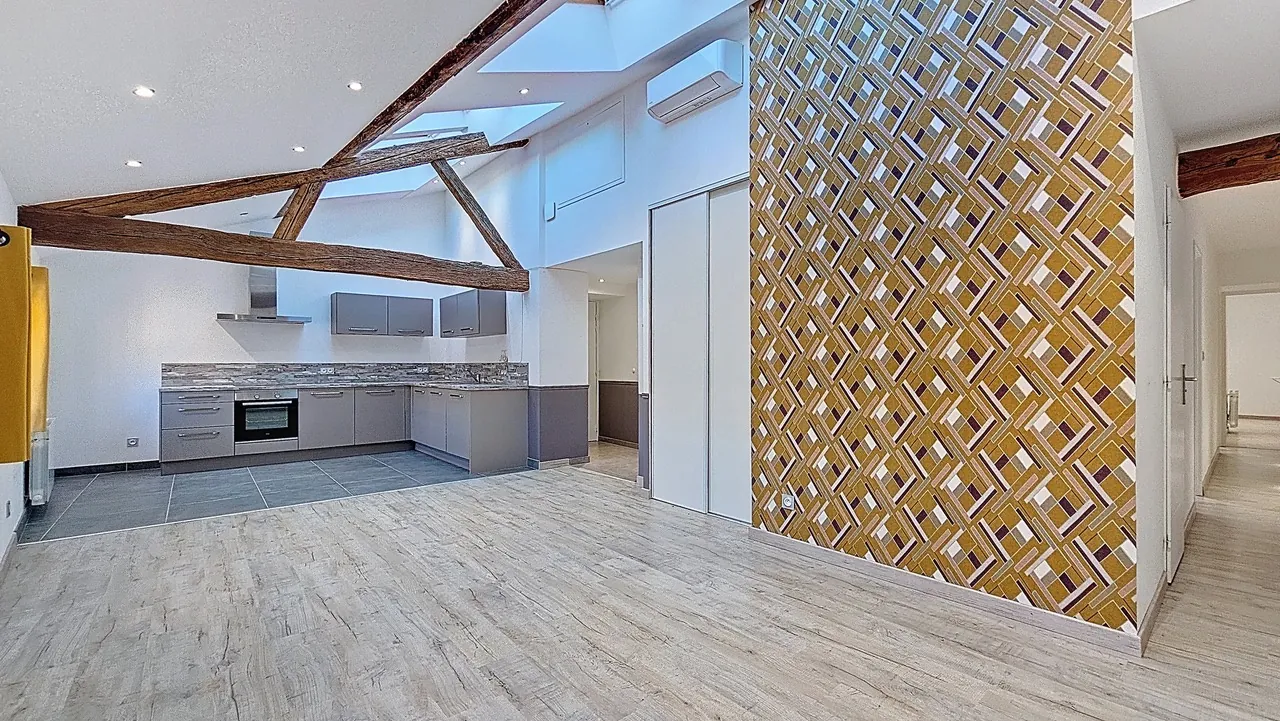 Appartement T4 récemment rénové à Villefranche-sur-Saône - Dernier étage avec cave 