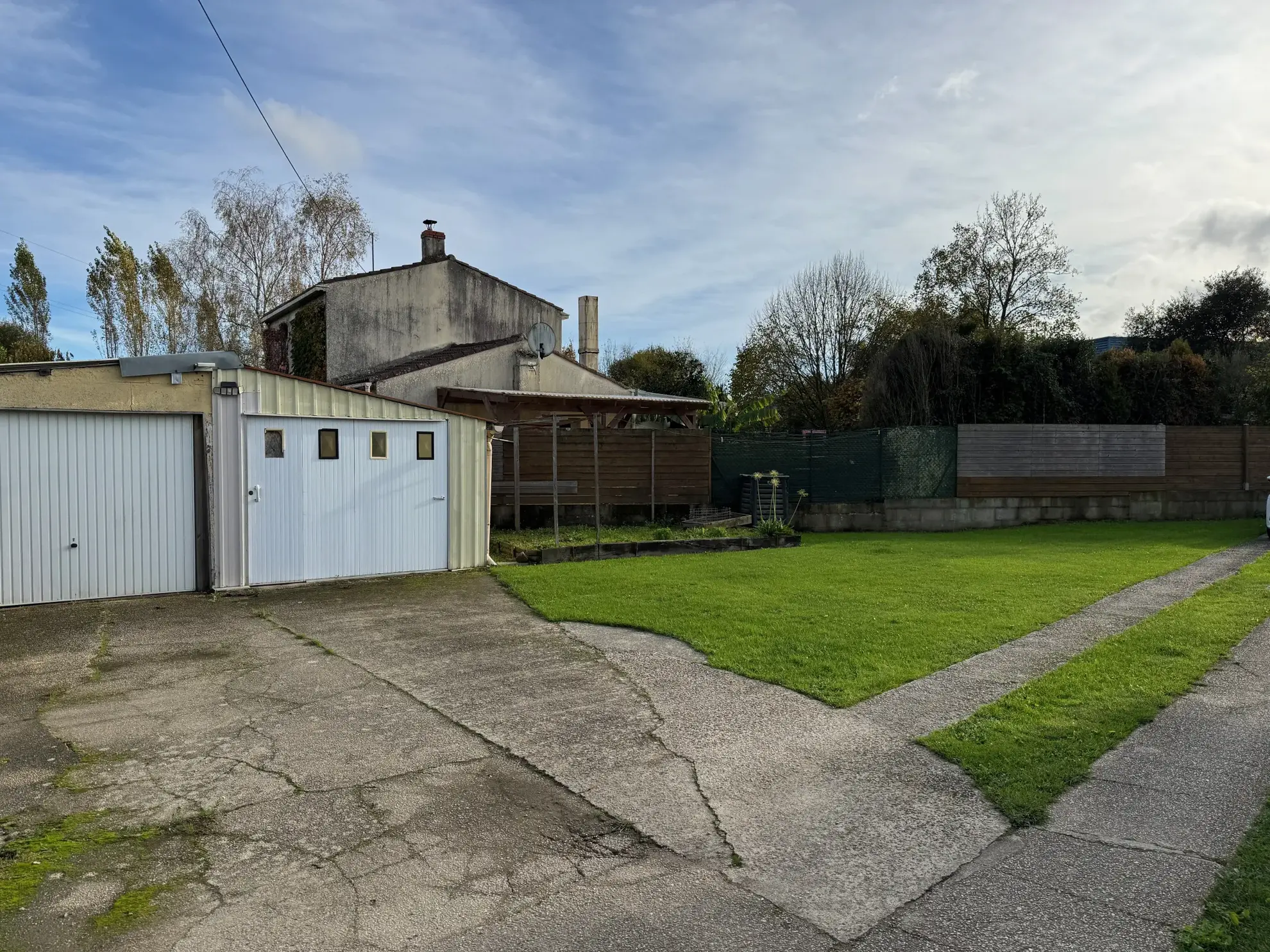 Charmante maison en pierre rénovée avec dépendances à La Roche-sur-Yon 