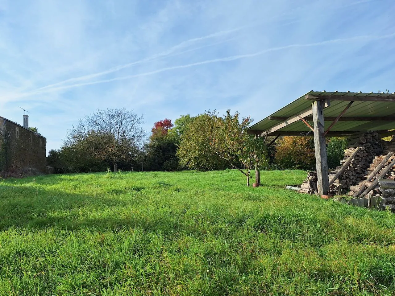 Maison en pierre à rénover à Bournezeau avec forge et terrain vaste 