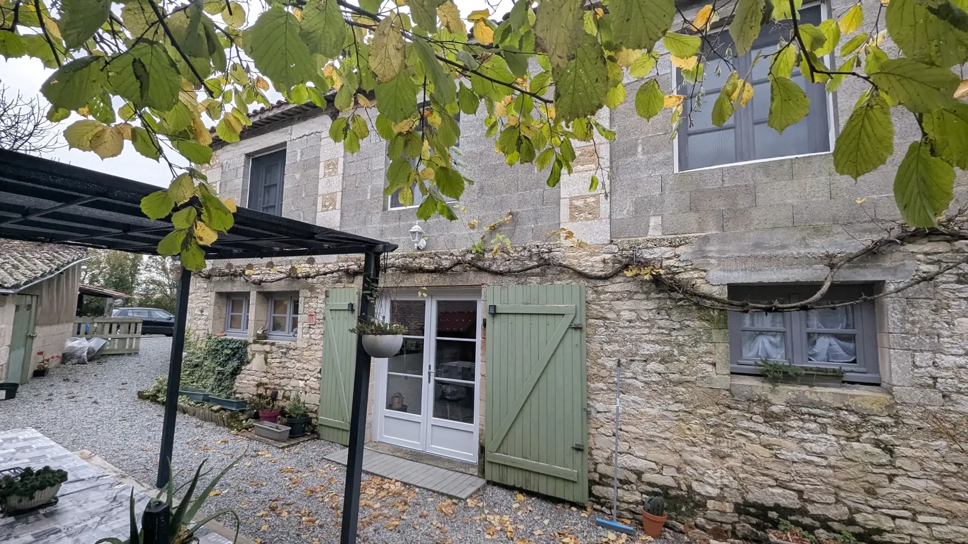 Maison familiale de 196 m² avec 3 chambres, mezzanine et terrain à Amure 