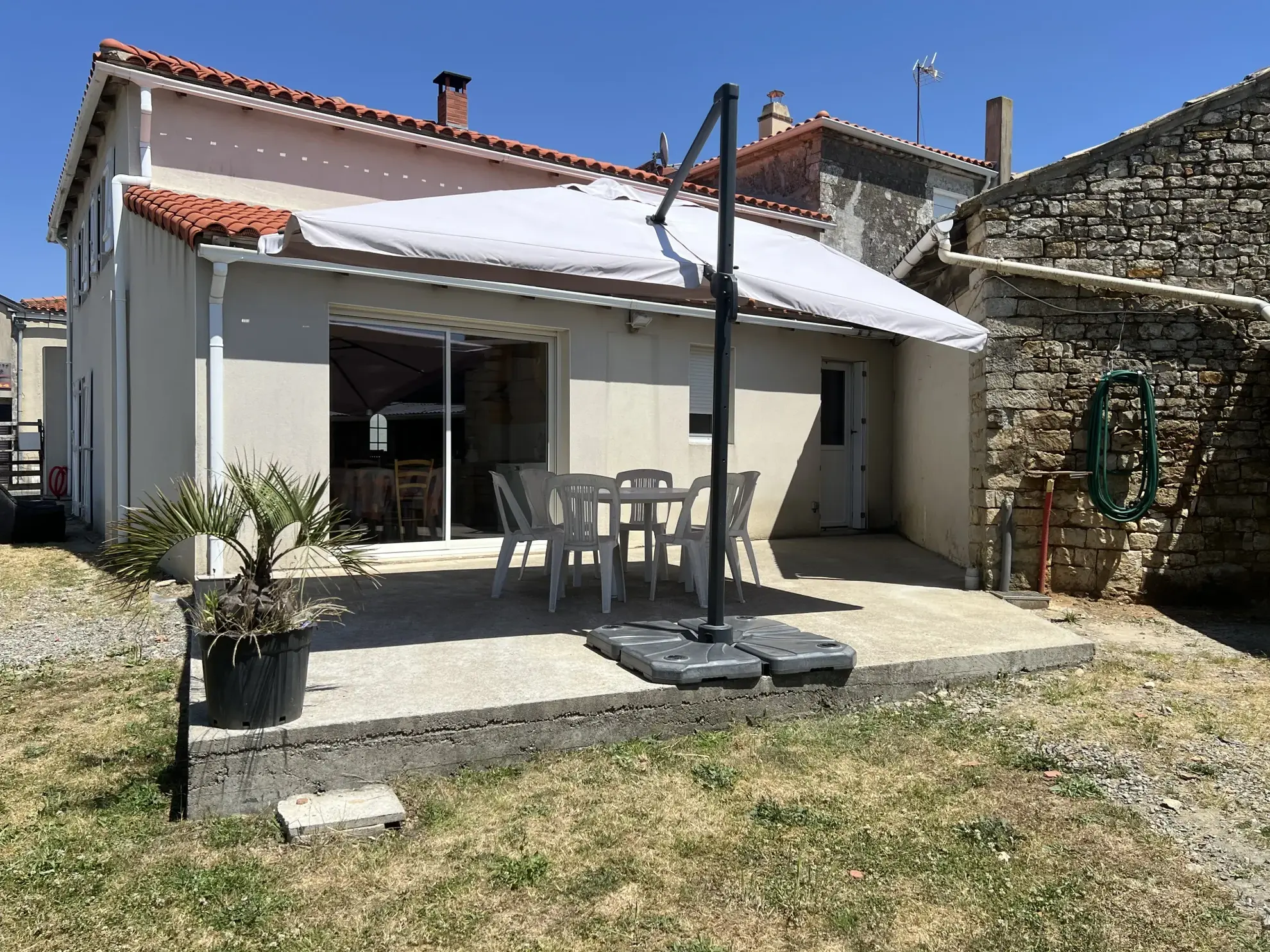 Maison en pierre rénovée avec jardin au centre de Saint Jean d’Hermine 
