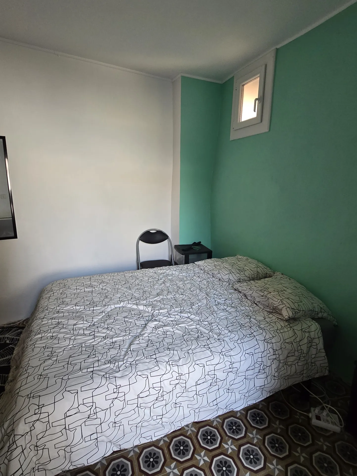 Maison de village avec terrasse à Creissan – Idéalement située 