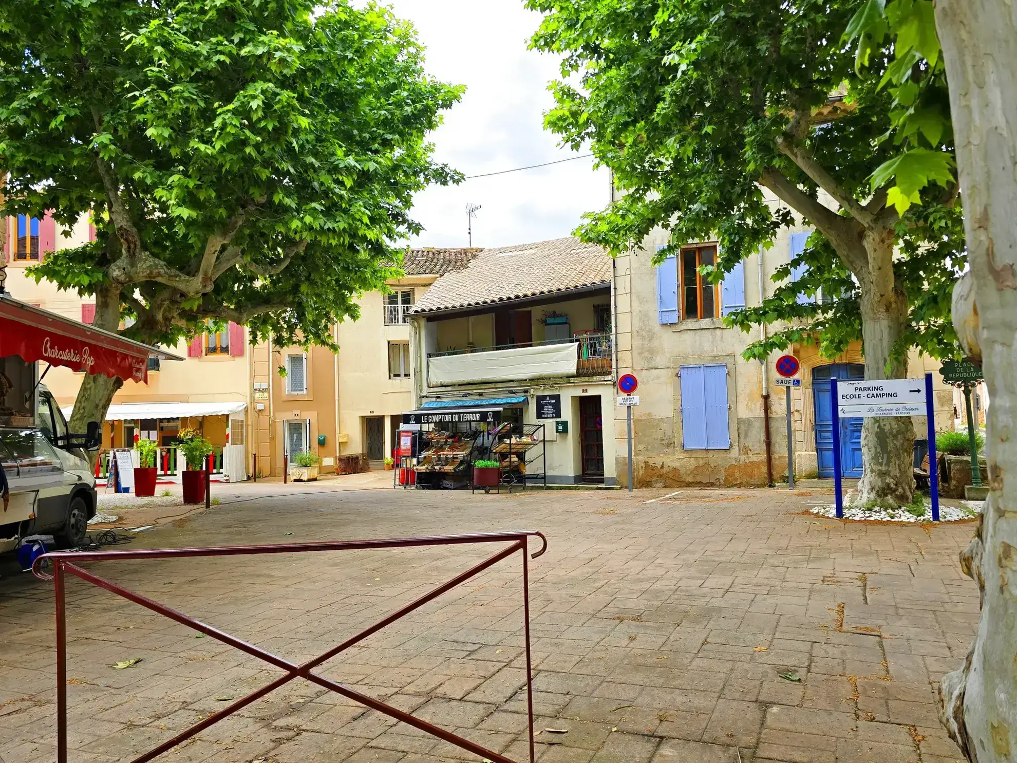 Maison de village avec terrasse à Creissan – Idéalement située 