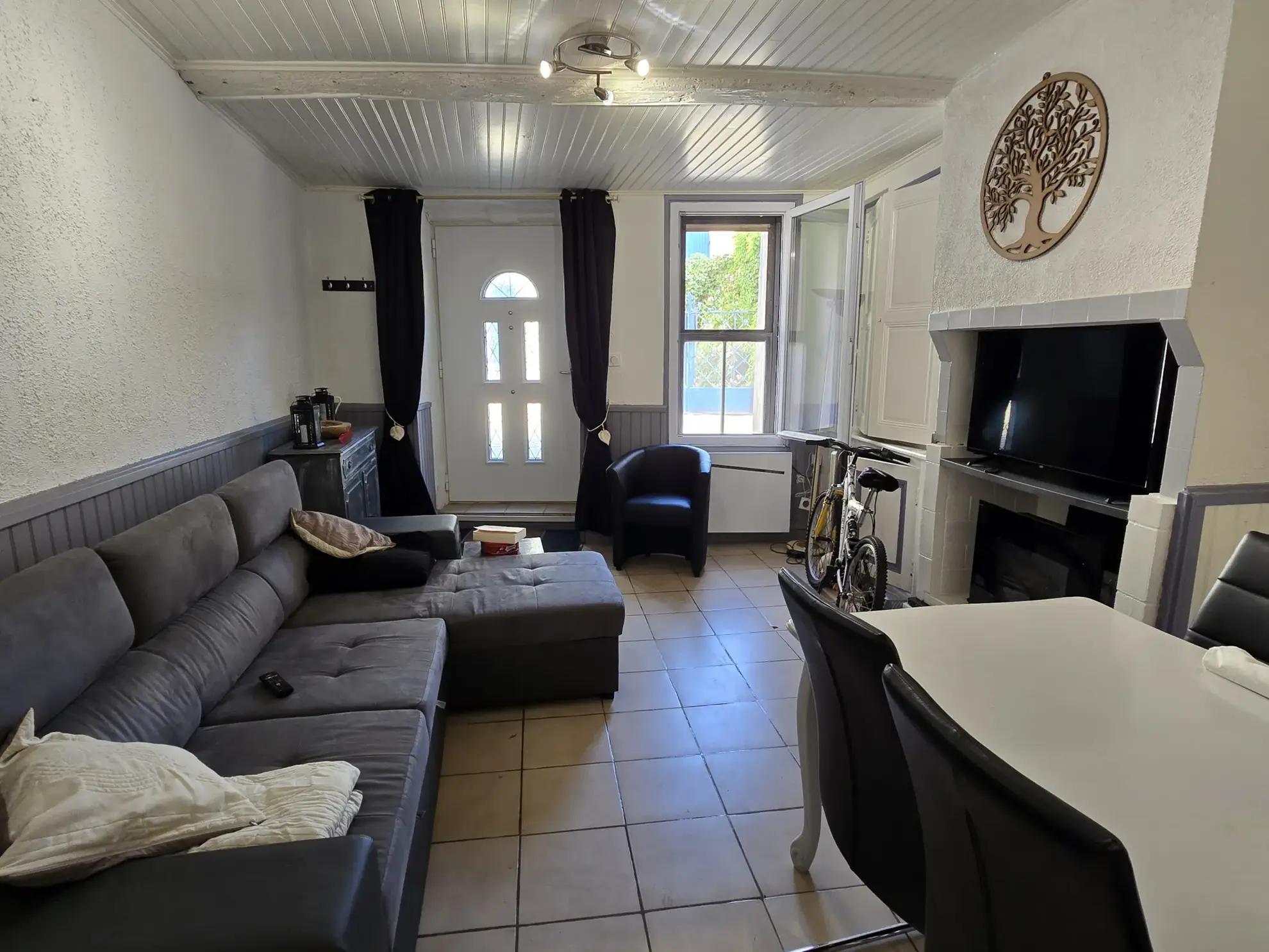 Maison de village avec terrasse à Creissan – Idéalement située 