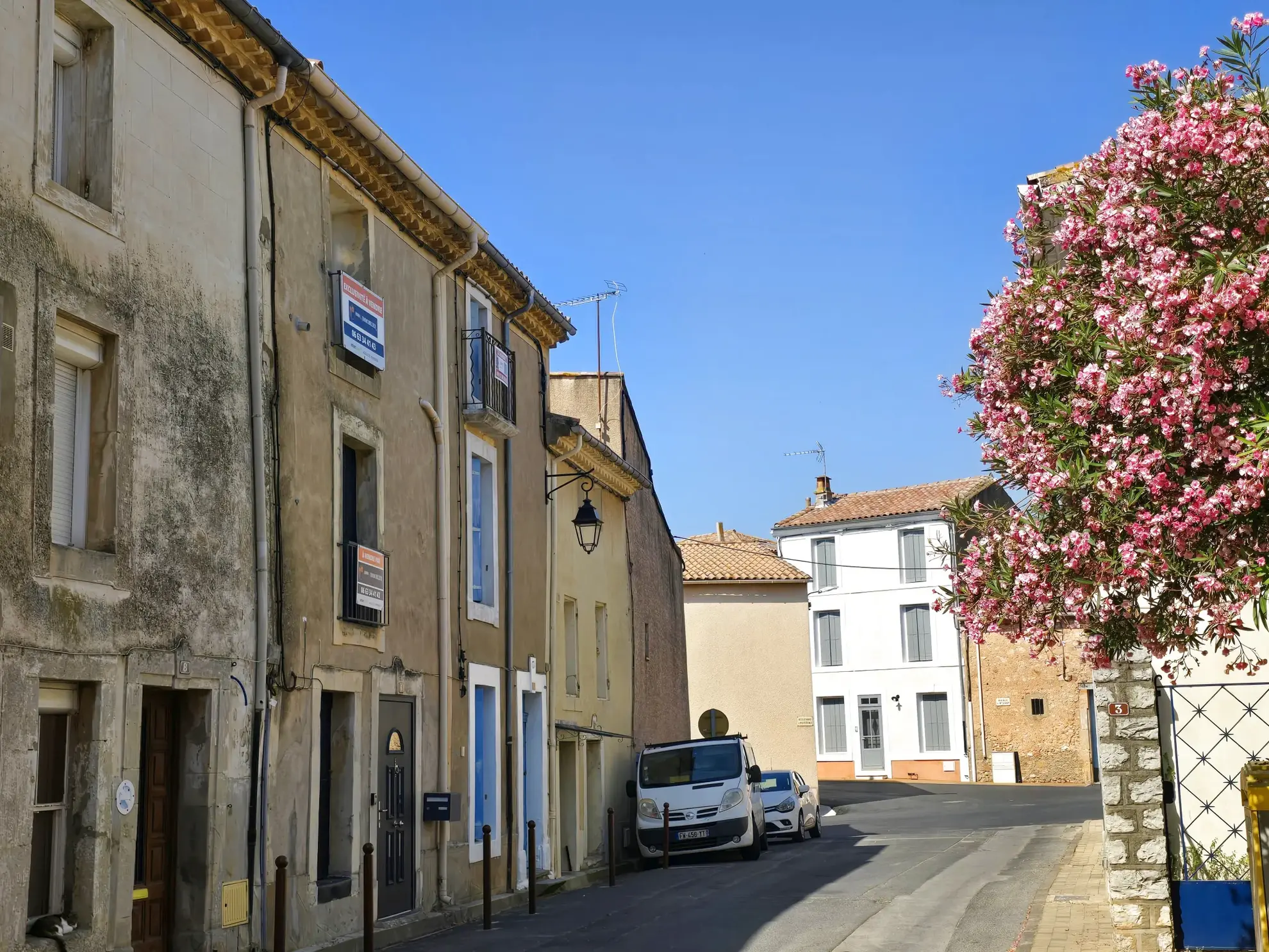 Maison de village avec terrasse à Creissan – Idéalement située 
