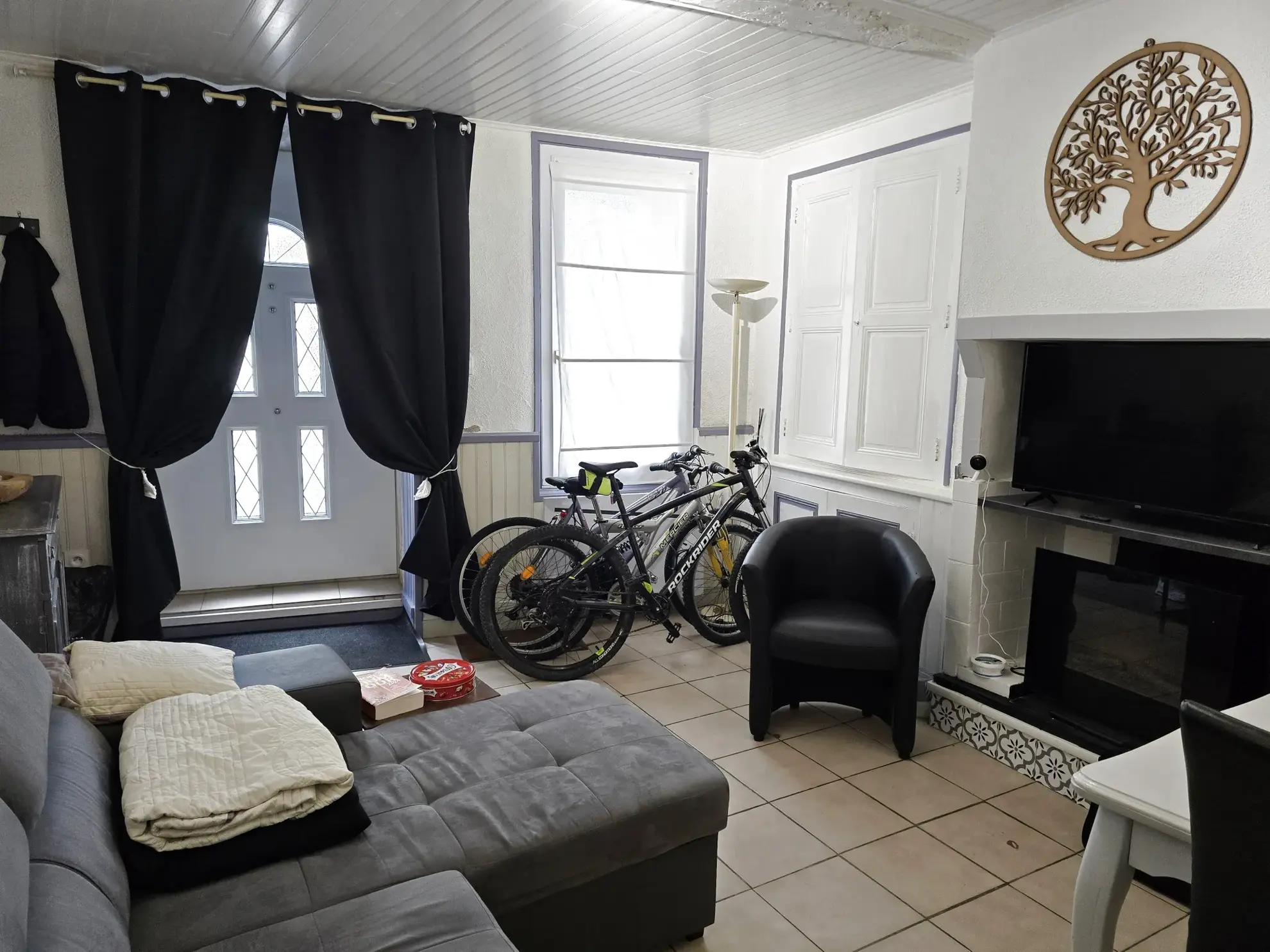 Maison de village avec terrasse à Creissan – Idéalement située