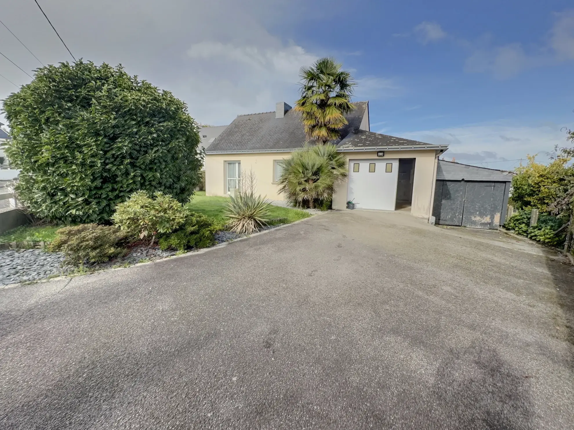 Maison de plain-pied à Baud avec jardin, garage et véranda - Opportunité rare en centre-ville