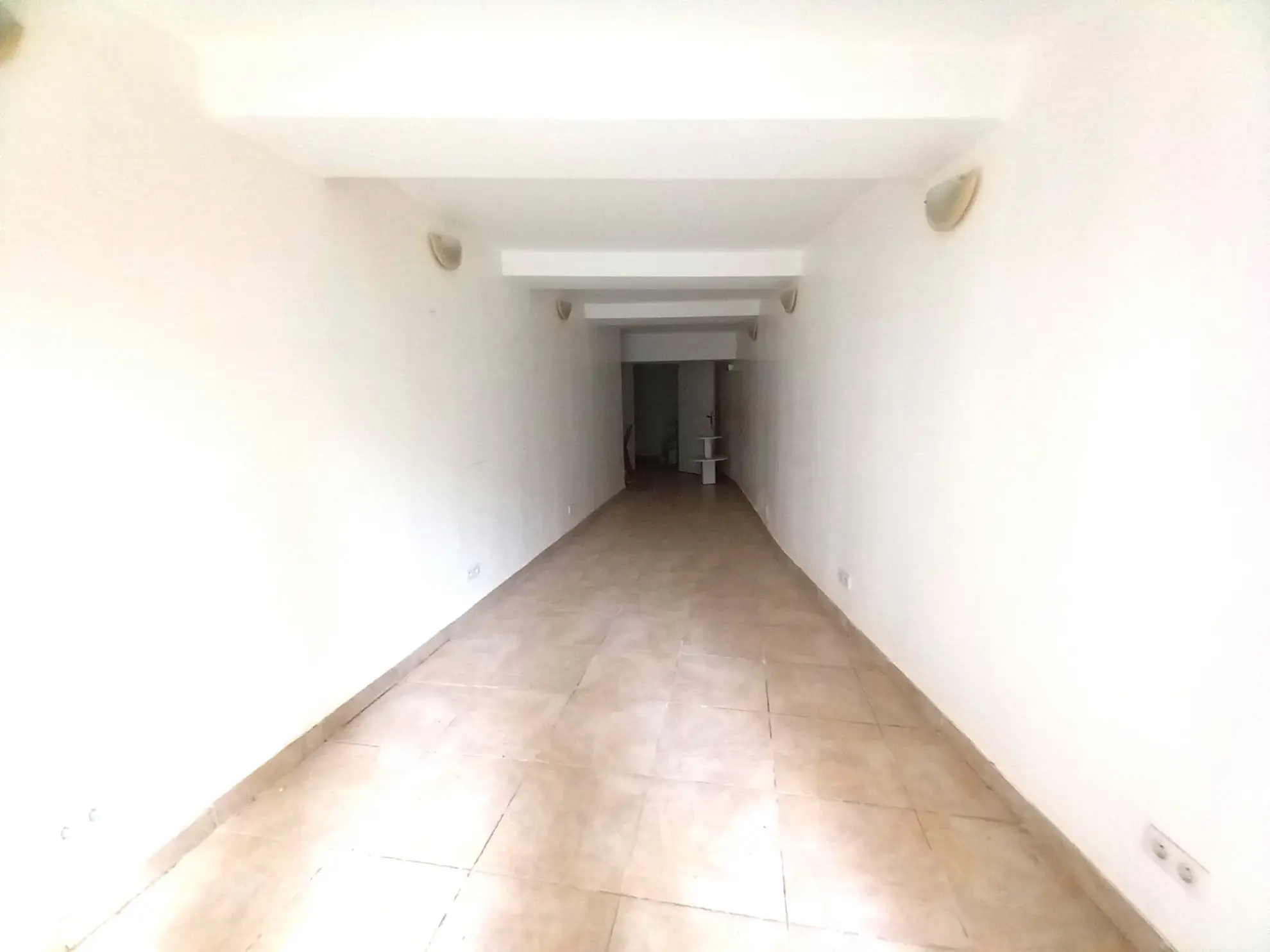 Local commercial à vendre à Hyères dans le parcours des arts - 30 m² avec vitrine 