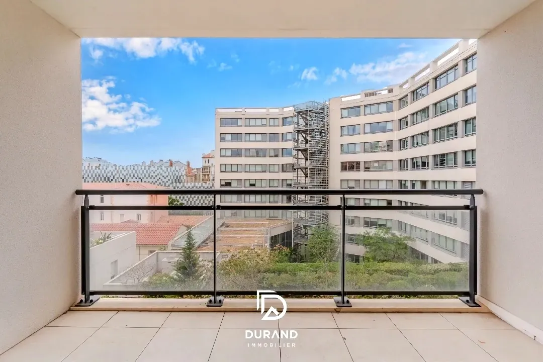 Appartement T3 avec terrasse à Marseille La Joliette – centre-ville et vue dégagée 