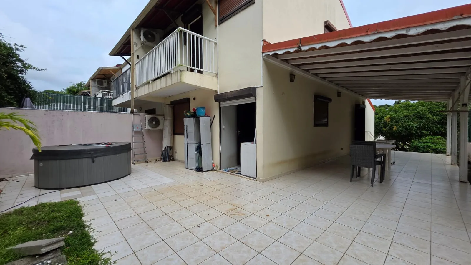 Maison mitoyenne à Ducos avec jardin, terrasse, parking et 3 chambres 
