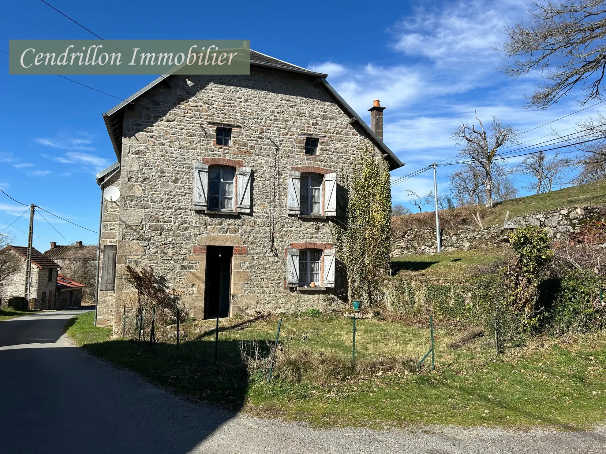 Maison indépendante avec 3 chambres et grande grange à Vidaillat en Creuse
