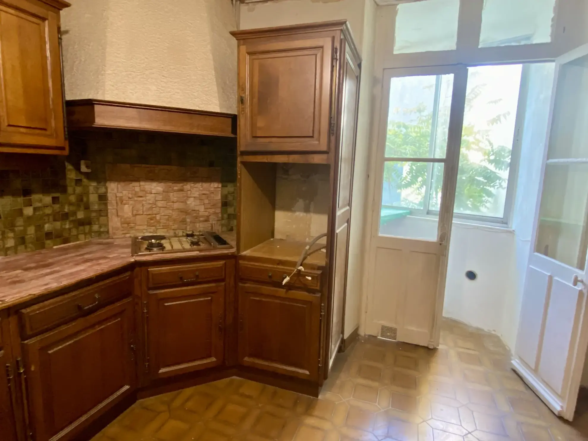 Appartement ancien à rénover au centre du Mans avec balcon et cave 