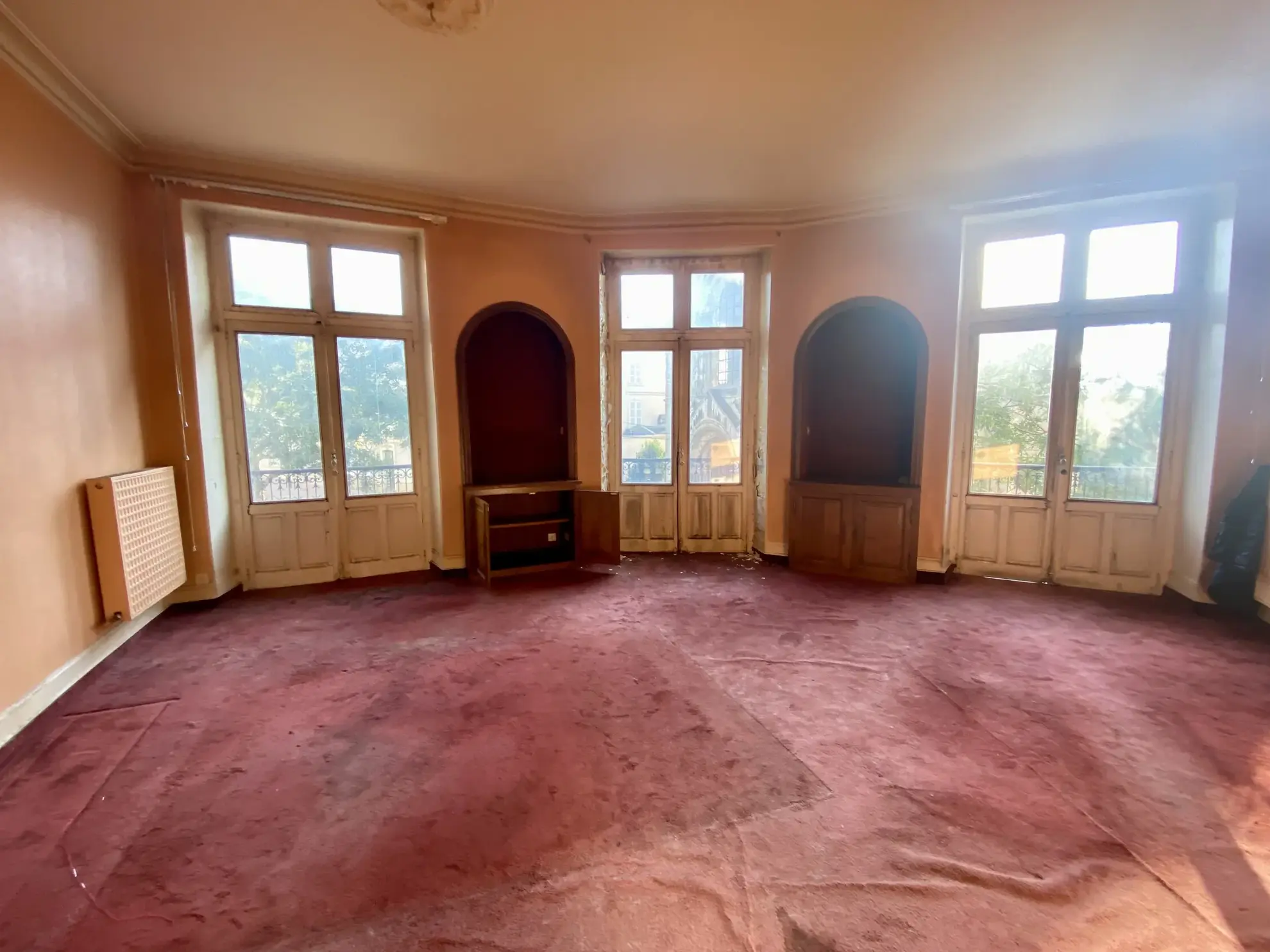 Appartement ancien à rénover au centre du Mans avec balcon et cave 