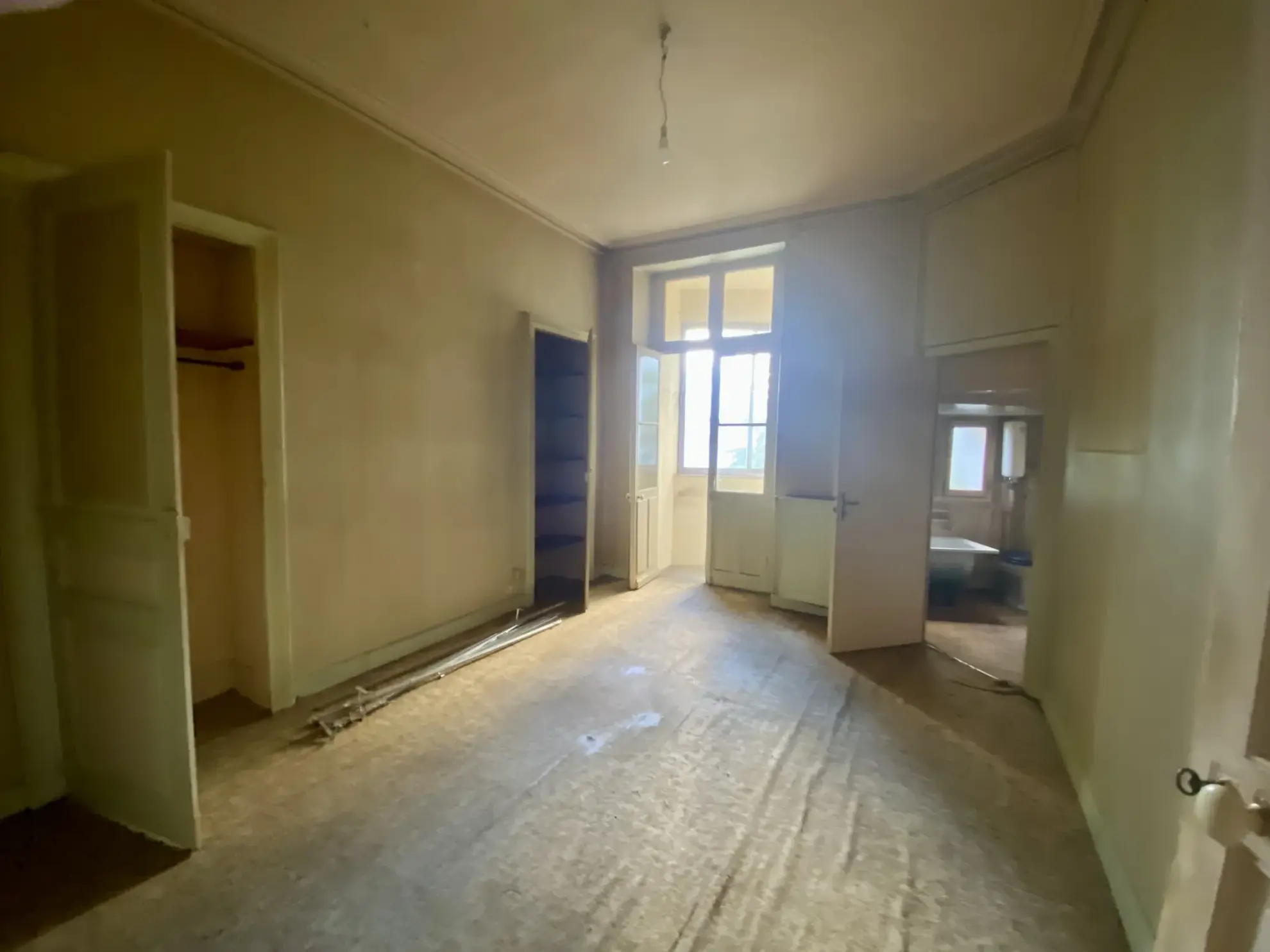 Appartement ancien à rénover au centre du Mans avec balcon et cave 