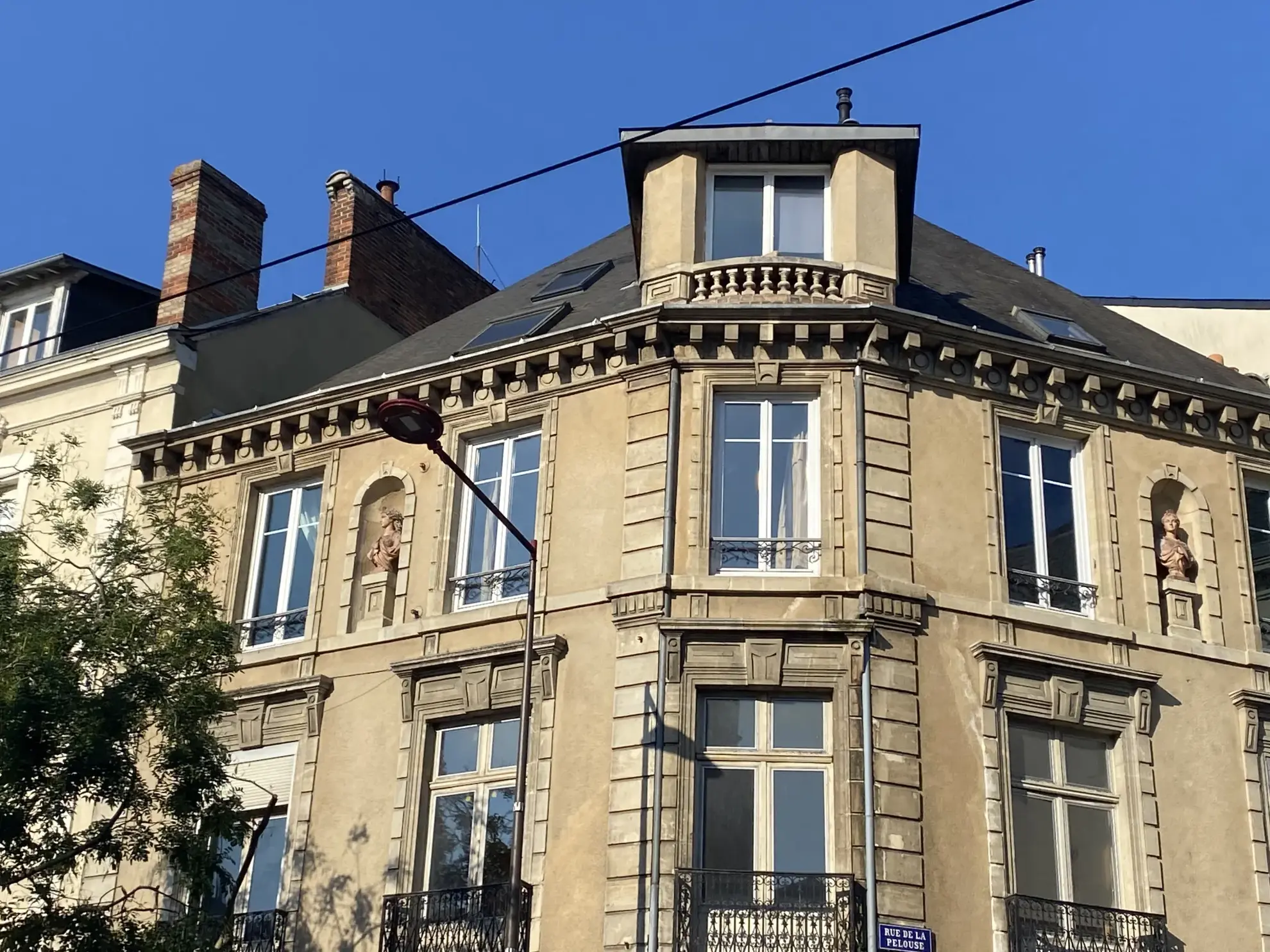 Appartement ancien à rénover au centre du Mans avec balcon et cave 