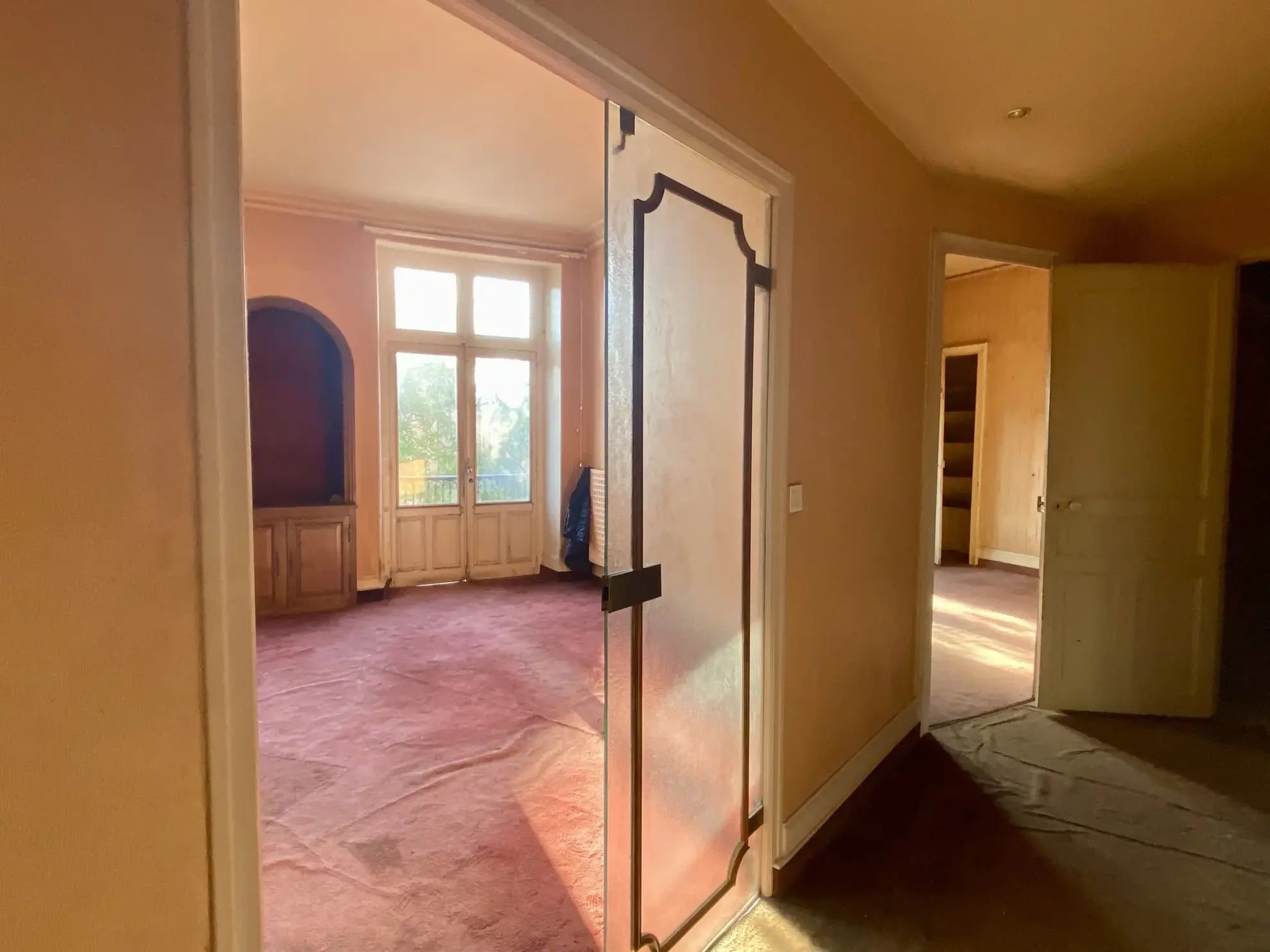 Appartement ancien à rénover au centre du Mans avec balcon et cave 